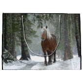 雪が降る冬の森の中の茶色の馬 ラージペーパーバッグ (裏面)