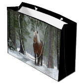 雪が降る冬の森の中の茶色の馬 ラージペーパーバッグ (裏面アングル)