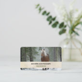 雪が降る冬の森の中の茶色の馬 名刺 (スタンド正面)