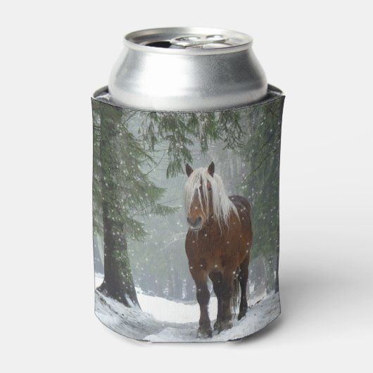 雪が降る冬の森の中の茶色の馬 缶クーラー (缶正面)