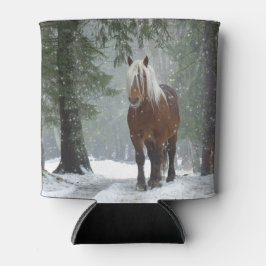 雪が降る冬の森の中の茶色の馬 缶クーラー