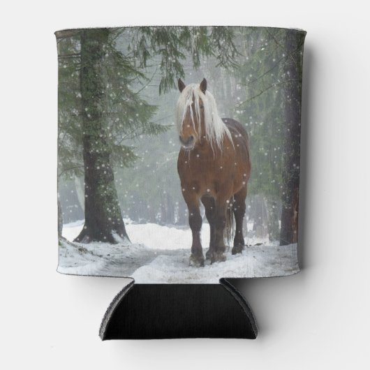 雪が降る冬の森の中の茶色の馬 缶クーラー (正面)