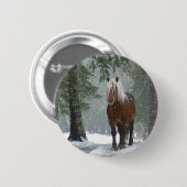 雪が降る冬の森の中の茶色の馬 缶バッジ (正面&裏面)