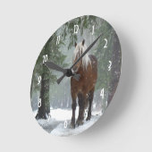 雪が降る冬の森の茶馬 ラウンド壁時計 (傾斜)