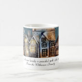 雪が降る夜の居心地の良い冬の村 コーヒーマグカップ (中央)