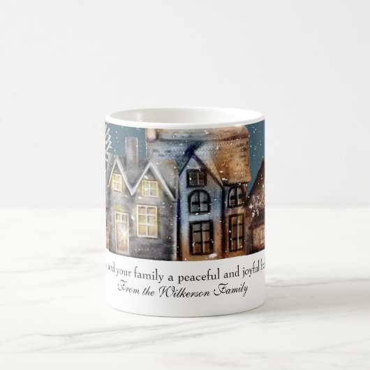 雪が降る夜の居心地の良い冬の村 コーヒーマグカップ (中央)