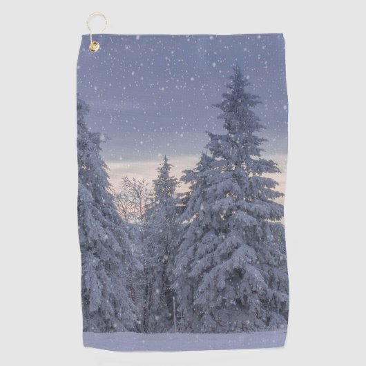 雪が降る美しい冬の風景 ゴルフタオル (正面)