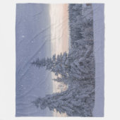 雪が降る美しい冬の風景 フリースブランケット (正面)