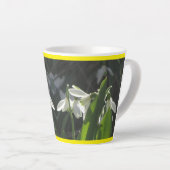 雪が降る。黄縁どラテマグ カフェラテマグ (右アングル)