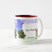 雪だるまおよびクリスマスツリーの2写真フレーム ツートーンマグカップ (正面右)