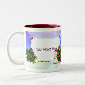 雪だるまおよびクリスマスツリーの2写真フレーム ツートーンマグカップ (左)