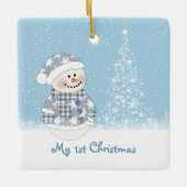 雪だるまおよび木のベビーの第1クリスマス セラミックオーナメント (正面)
