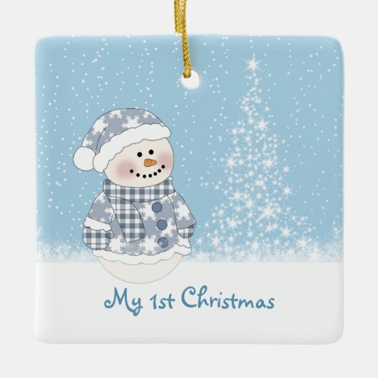 雪だるまおよび木のベビーの第1クリスマス セラミックオーナメント (正面)