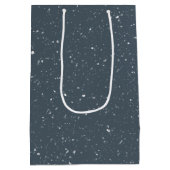 雪だるまがクリスマスにメリーサインを掲げる ミディアムペーパーバッグ (裏面)