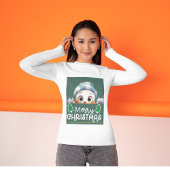 雪だるまがクリスマスツリーの間を覗く Tシャツ