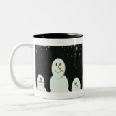 雪だるまが星空の夜を楽絵画しむ ツートーンマグカップ (左)