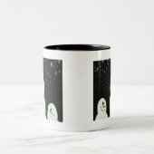 雪だるまが星空の夜を楽絵画しむ ツートーンマグカップ (中央)