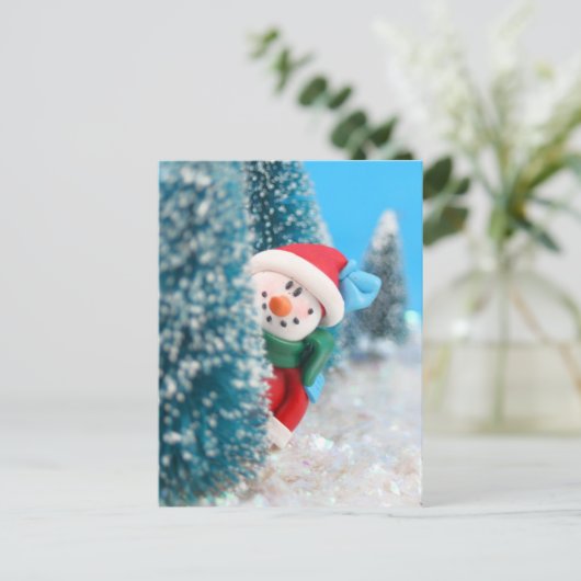 雪だるまが木の陰から隠れたり覗いたりすること ポストカード (スタンド正面)