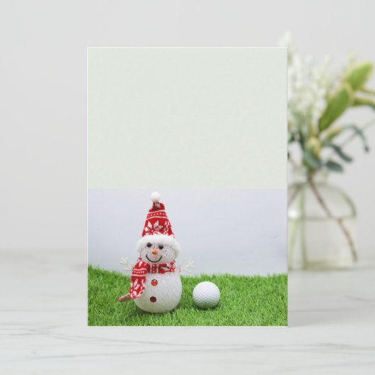 雪だるまとゴルフボールの緑の草のクリスマス 招待状 (スタンド正面)