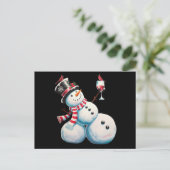 雪だるまとワインクリスマスおもしろいクリスマスギフト シーズンポストカード (スタンド正面)