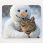 雪だるまと抱き合うトラ猫 マウスパッド (正面)