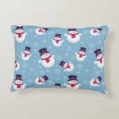 雪だるまと雪片の青いクリスマスパターン アクセントクッション (裏面)