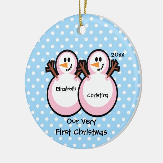 雪だるまの対の女の子のベビーの初めてのクリスマスのオーナメント セラミックオーナメント (左)