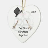 雪だるまの結婚したなカップルの初めてのクリスマス一緒に セラミックオーナメント (左)