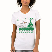 雪だるまの醜いクリスマスのセーター都市で小便をしている犬