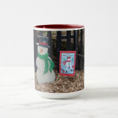 雪だるまはクリスマスのために農場で マグカップ (中央)