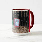 雪だるまはクリスマスのために農場で マグカップ (正面右)