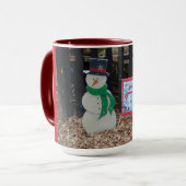 雪だるまはクリスマスのために農場で マグカップ (正面左)