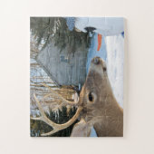 雪だるまを持つ大きな雄鹿 ジグソーパズル (縦)