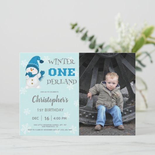 雪だるまウィンターオネデランドホリデー誕生日写真 招待状 (スタンド正面)