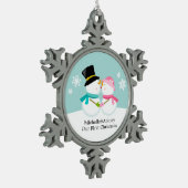 雪だるまキスをする新婚初めてのクリスマス スノーフレークピューターオーナメント (左)