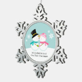 雪だるまキスをする新婚初めてのクリスマス スノーフレークピューターオーナメント (右)
