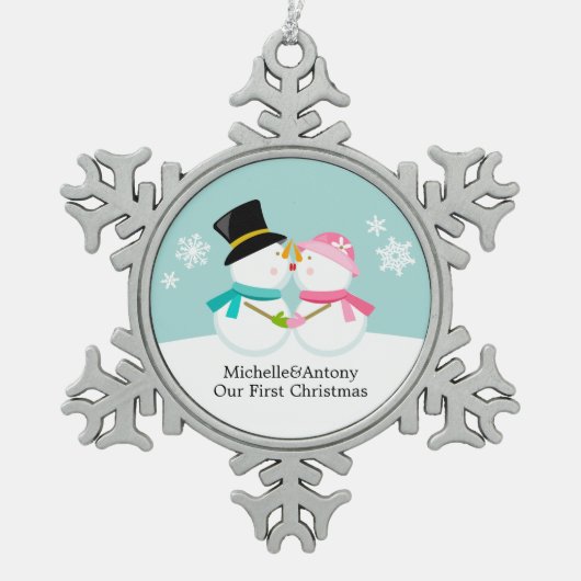 雪だるまキスをする新婚初めてのクリスマス スノーフレークピューターオーナメント (正面)