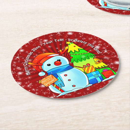 雪だるまクリスマスツリープレゼント年文字赤 ラウンドペーパーコースター (アングル)