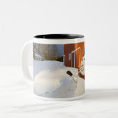 雪だるまコロンビア秋の赤い納屋の前に ツートーンマグカップ (正面左)