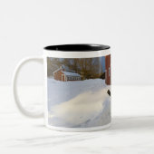 雪だるまコロンビア秋の赤い納屋の前に ツートーンマグカップ (左)