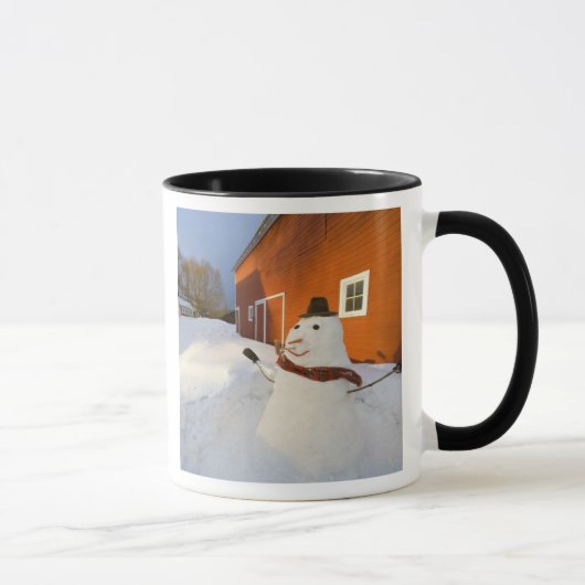 雪だるまコロンビア秋の赤い納屋の前に マグカップ (右)