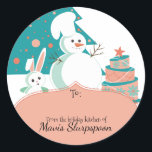 雪だるまパティシエのベーカリーChristmas artisan cake ラウンドシール<br><div class="desc">バニーの友人と可愛い雪だるまパティシエは、この「のキッチンから」のクリスマスのホリデーケーキを賞賛飾し、クッキー、ケーキ、およびスイーツベーカリーのためのベーカリーのステッカー。</div>