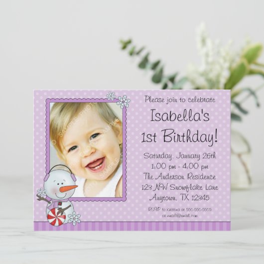 雪だるまパープルウィンターフォト誕生日 招待状 (スタンド正面)