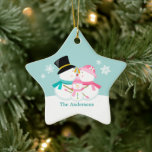 雪だるま家族の3つのクリスマス休暇 セラミックオーナメント<br><div class="desc">冬のカスタム青い背景に雪の中でユニーク2人の雪だるまの愛らしいベクキスをするトルイラストレーションを特徴とするクリスマスの装飾。名前、記念日結婚日、または完璧な初めてのクリスマスやカップルのオーナメントの記念文字を作るためにあなたの選択の任意のオプションでそれをパーソナライズ。©サンクネッティデザイン</div>