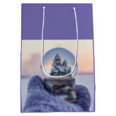 雪だるま式クリスマスツリー冬の降雪 ミディアムペーパーバッグ (裏面)