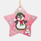 雪だるま投げるキュートなペンギンのクリスマス セラミックオーナメント (正面)