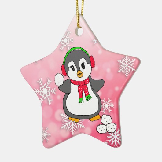 雪だるま投げるキュートなペンギンのクリスマス セラミックオーナメント (左)
