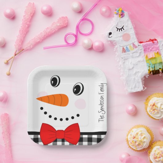 雪だるま顔レッドボウタイブラックバッファロープレイドトリム ペーパープレート (パーティー)