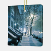 雪で一面をおおわれるBrownstones セラミックオーナメント (左)