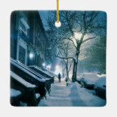 雪で一面をおおわれるBrownstones セラミックオーナメント (裏面)